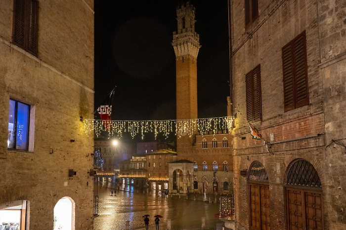 piazza del campo notte illuminata