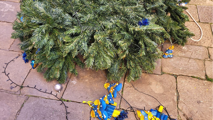 Siena, vandali in azione di notte: danni e furti all'albero di Natale della contrada della Tartuca