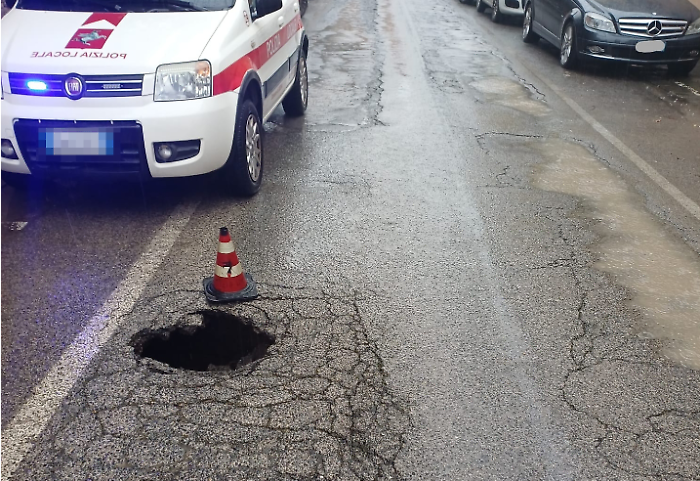 Cedimento in via Campansi: strada chiusa al traffico