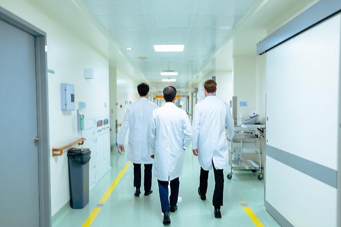 dottori di spalle in ospedale finti ai ia