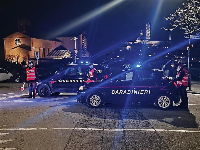Controlli a tappeto dei carabinieri: oltre 400 persone identificate, un locale chiuso e multe per migliaia di euro