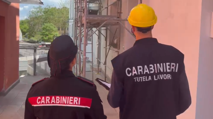 blitz delle forze dell'ordine nel cantiere