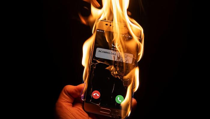 Cellulare in fiamme falso ai ia
