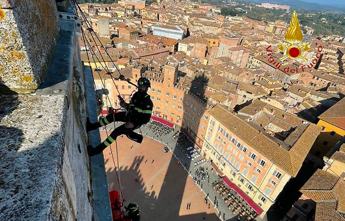 In Piazza del Campo l'esercitazione del Saf