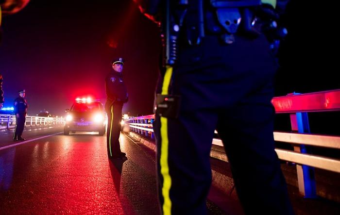 poliziotti in una tangenziale falsa ia ai