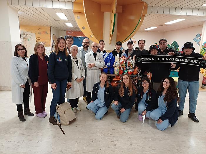 Uova bianconere della Curva Lorenzo Guasparri ai piccoli pazienti dell&rsquo;Aou Senese