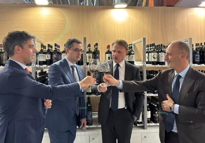 Brindisi tra il presidente Bartolommei, direttore Ascheri, il ministro Lollobrigida e il Sottosegretario La Pietra