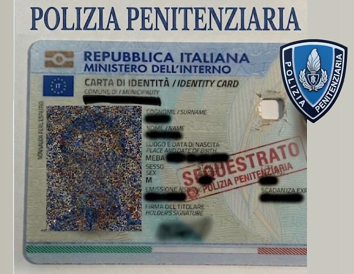 carta di identit&agrave; manomessa