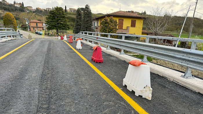 Ponte sul Canale Maestro della Chiana a Valiano di Montepulciano. Prove di carico per il collaudo della struttura