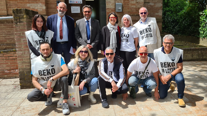 L'assessore Lenzi posa con i lavoratori Beko
