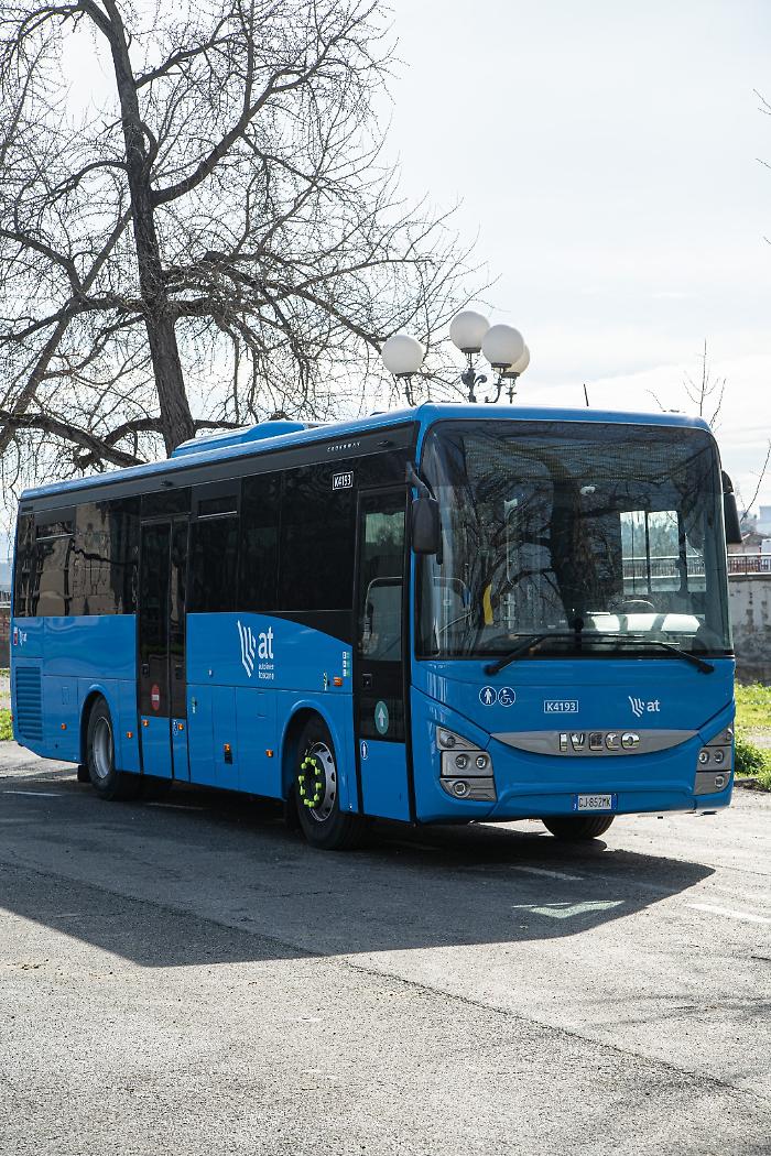 L'autista non li fa scendere fuori dalla fermata prevista, giovani danneggiano la porta dell'autobus