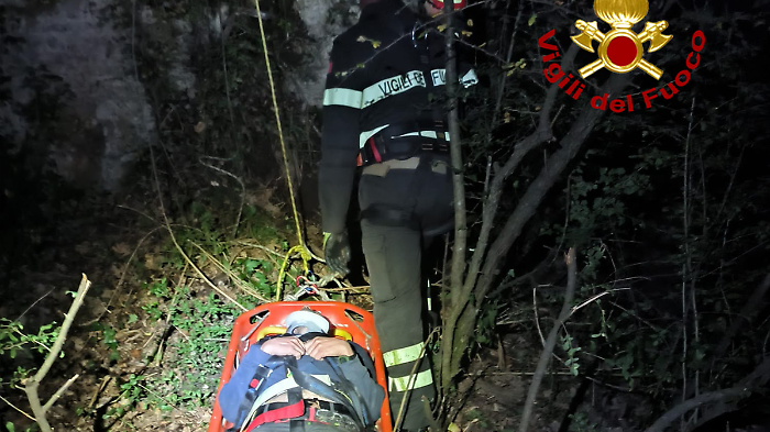 I vigili del fuoco salvano un 44enne caduto nel fiume da un dirupo