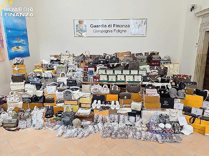 Foligno, falsi di lusso venduti su Tik Tok: denunciato imprenditore cinese