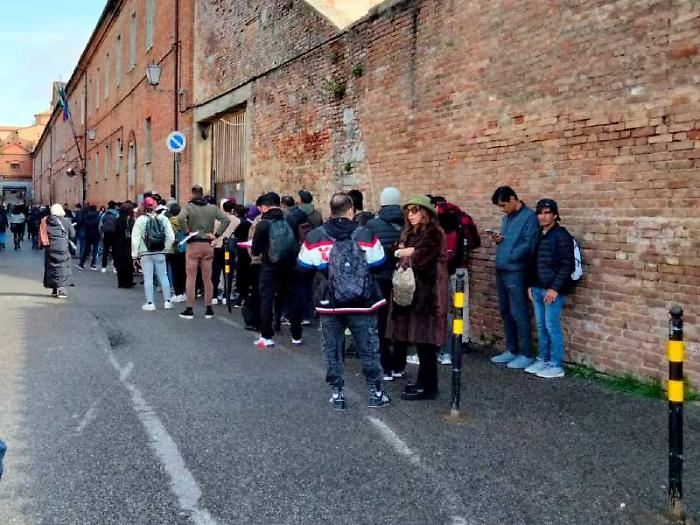 stranieri in coda questura