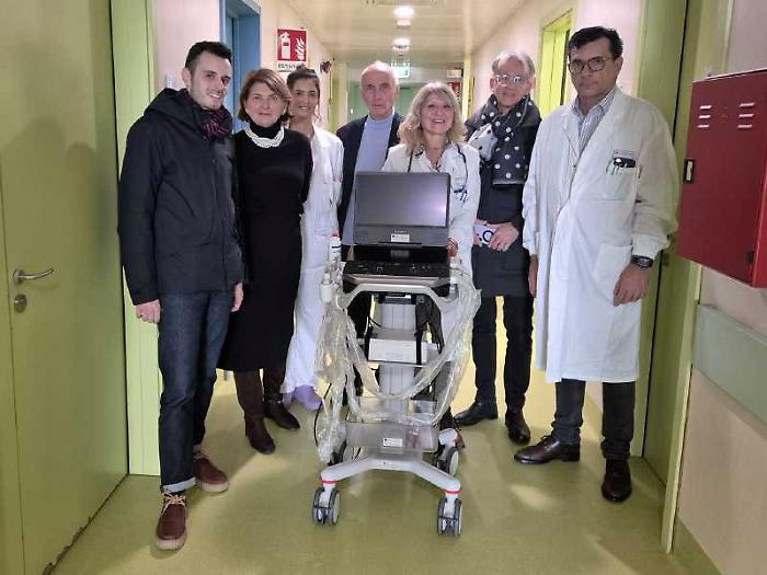 donazione macchinario dall'associazione contro il carcinoma colo-rettale