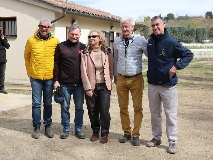 il sindaco Nicoletta Fabio con l'equipe veterinaria
