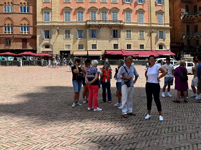 Turisti all'ombra in Piazza del Campo