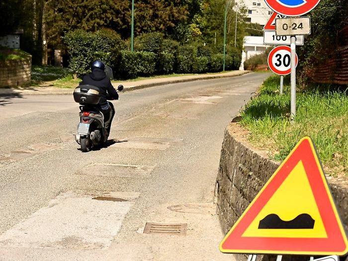 buche nelle strade a Siena