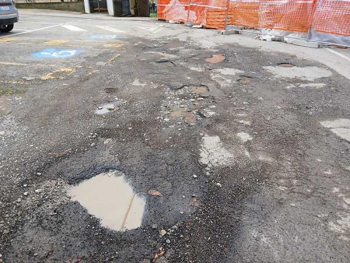 strade piene di buche