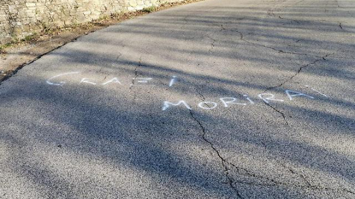 scritta minatoria Grazi