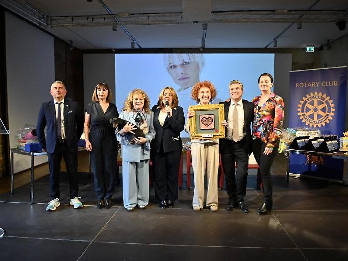 Cinzia Leone riceve il premio Nadia Toffa