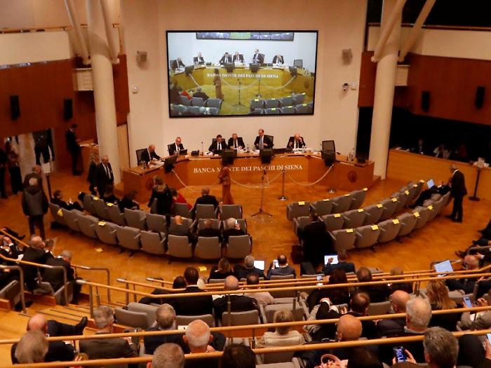 L'assemblea di Mps durante i lavori