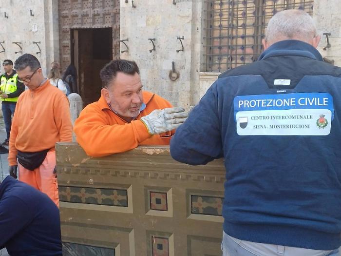 Operai parapetti Piazza del Campo