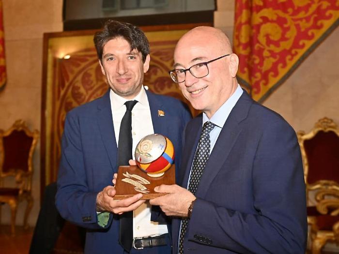 il priore della Chiocciola Marco Grandi e Aldo Cazzullo