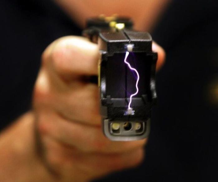 Giovane colpito da taser della Polizia ha un malore e muore