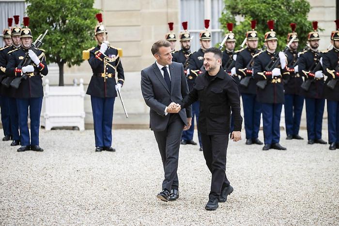 Macron con Zelensky "Europei pronti a fornire garanzie di sicurezza"