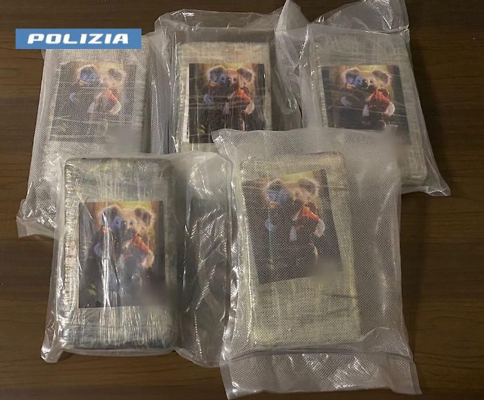 Cinque Kg di cocaina nascosti nel doppiofondo dell'auto, arrestato nel milanese
