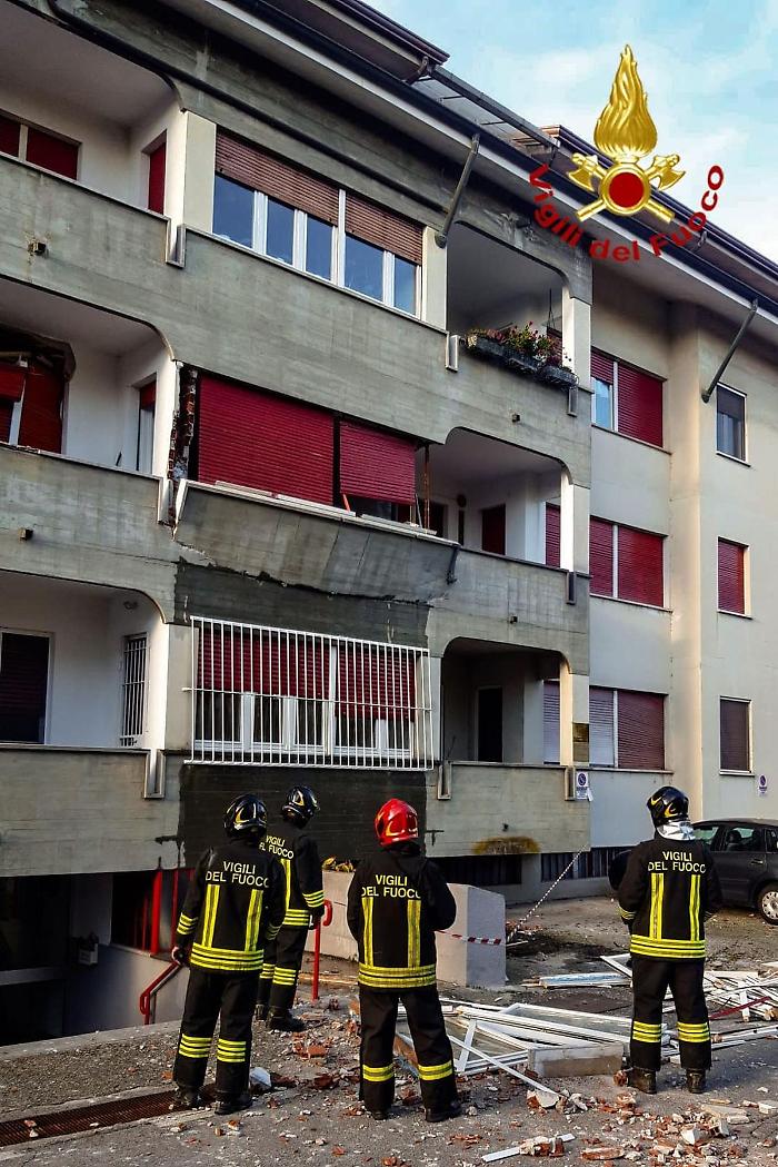 Esplosione in una palazzina nel Torinese, un ferito grave