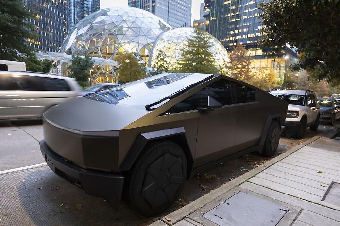 Tesla, sistema guida autonoma salva automobilista USA da scontro frontale notturno