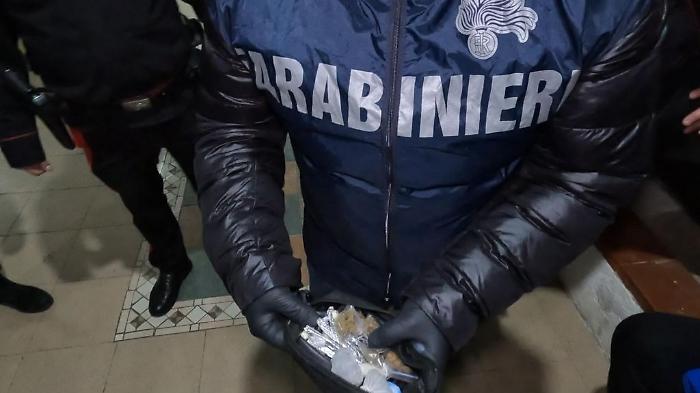 Piazze di spaccio in complesso residenziale nel napoletano, undici arresti