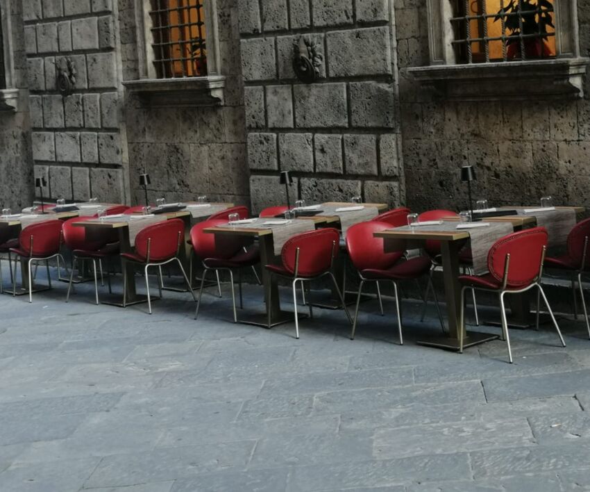 tavolini all'aperto a Siena